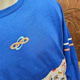 A closer view of the printed logo, the base top is royal blue and the print is orange and light blue.